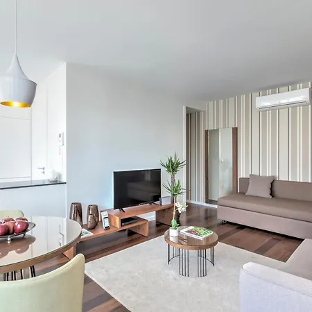 Bo - Julio Dinis * Apartments & Parking *